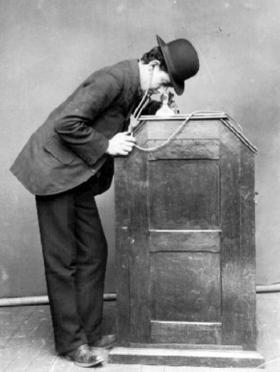 hombre utilizando kinetófono de Thomas Edison