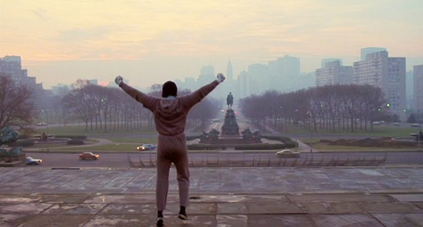 Rocky celebra frente al Museo de Arte de Filadelfia al final de su entrenamiento antes de su pelea